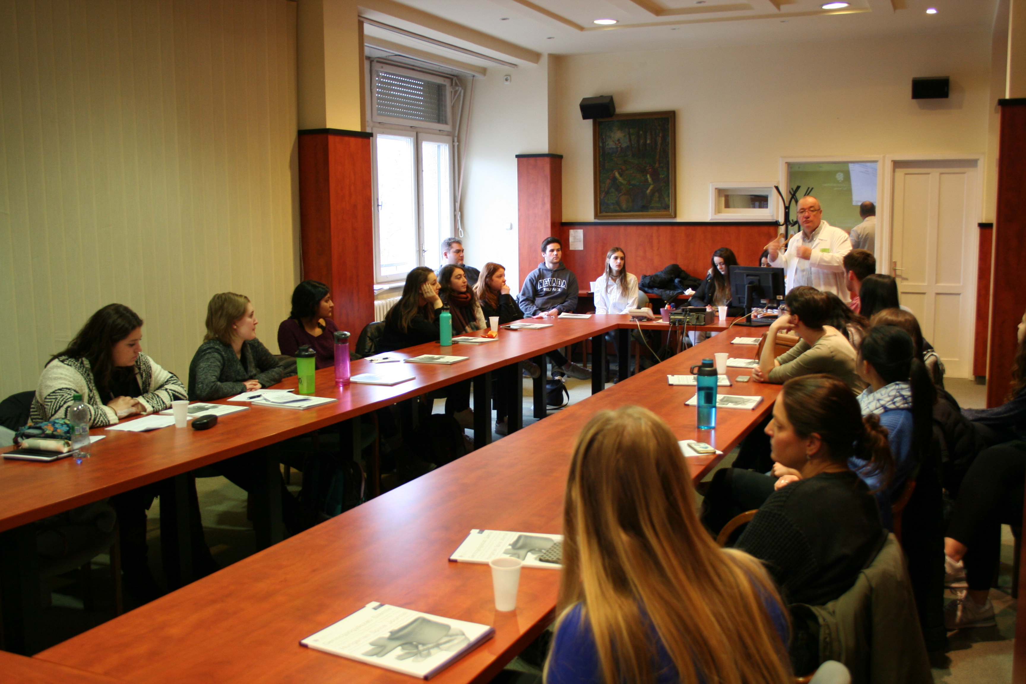 Amerikai egyetemisták Dr. Jakab Gábor előadását hallgatva. 